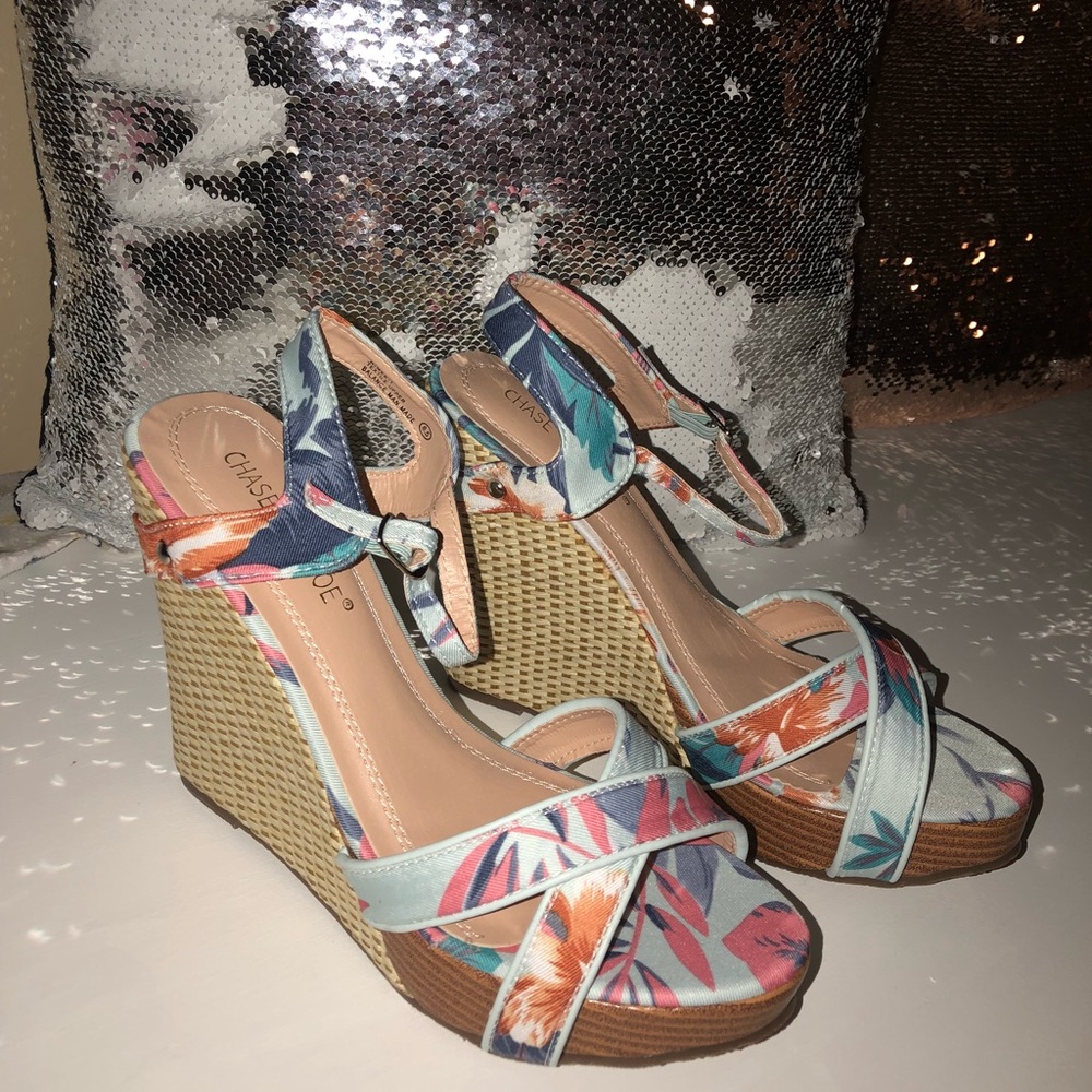 BNWB!! Absolutely Gorgeous Floral Wedges!!🎉💋❤️